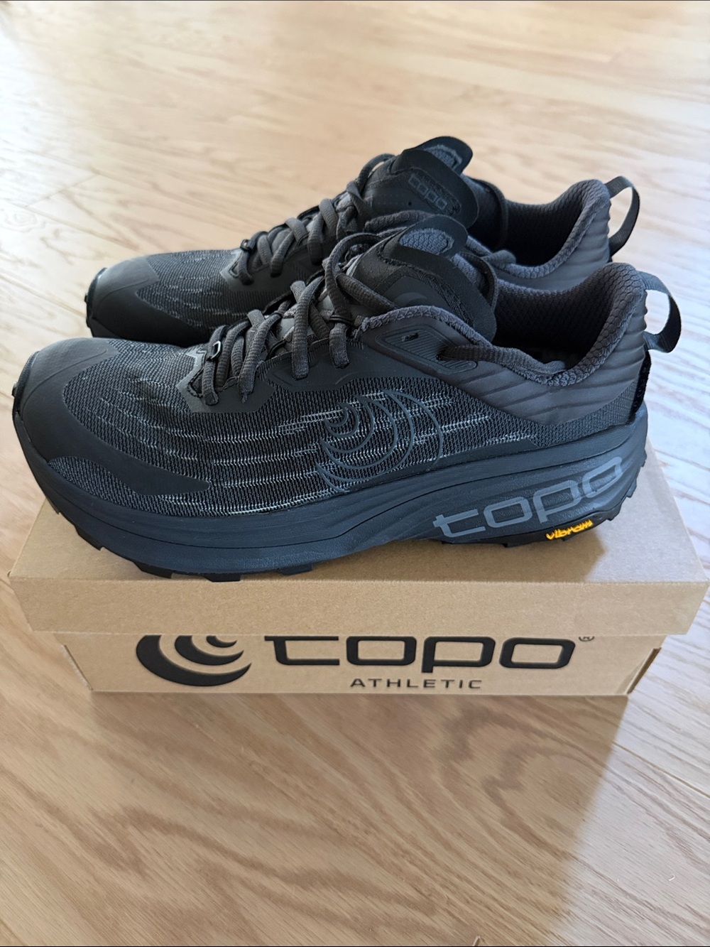 Topo Athletic Vista Men’s 9.5 Black/Black Brand New
